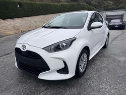 Bianco Nuova 2025 Toyota Yaris Hybrid Active Tre volumi | 19.990 € (Buon prezzo)