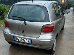 Marrone Usata 2003 Toyota Yaris Tre volumi | 2200 € (Buon prezzo)