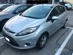 Argento Usata 2010 Ford Fiesta Ghia Tre volumi | 3800 € (Buon prezzo)