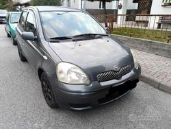 Grigio Usata 2004 Toyota Yaris Tre volumi | 2000 € (Buon prezzo)