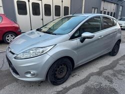 Grigio Usata 2009 Ford Fiesta Tre volumi | 2990 € (Buon prezzo)