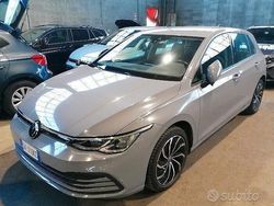 Grigio Usata 2022 VW Golf Life Tre volumi | 18.900 € (Buon prezzo)