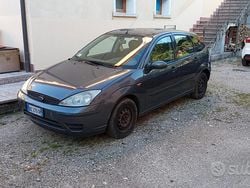 Grigio Usata 2002 Ford Focus Tre volumi | 700 € (Ottimo prezzo)