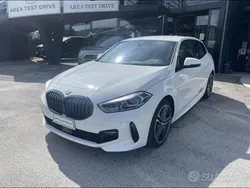 Alpin white pastello Usata 2023 BMW 118 M Sport Due volumi | 25.900 € (Buon prezzo)