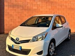 Bianco Usata 2013 Toyota Yaris Due volumi | 7600 € (Buon prezzo)