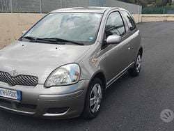 Grigio Usata 2003 Toyota Yaris Due volumi | 2500 € (Buon prezzo)