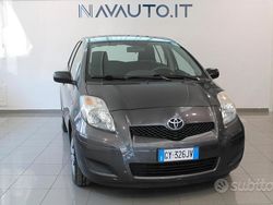 Grigio Usata 2010 Toyota Yaris Tre volumi | 5500 € (Buon prezzo)