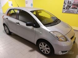 Grigio Usata 2011 Toyota Yaris Tre volumi | 3200 € (Ottimo prezzo)