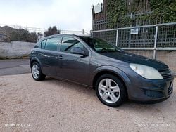 Grigio Usata 2010 Opel Astra Enjoy Tre volumi | 2500 € (Ottimo prezzo)