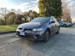 Grigio Usata 2023 VW Polo Life Tre volumi | 19.900 € (Buon prezzo)