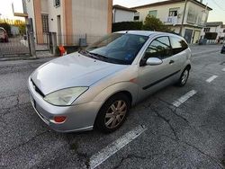 Usata 2000 Ford Focus Zetec Tre volumi | 1000 € (Buon prezzo)