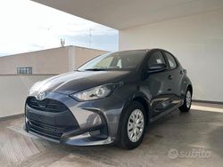 Grigio Nuova 2025 Toyota Yaris Hybrid Active Tre volumi | 18.900 € (Ottimo prezzo)