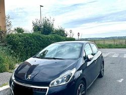 Blu Usata 2016 Peugeot 208 Access Due volumi | 7500 € (Buon prezzo)