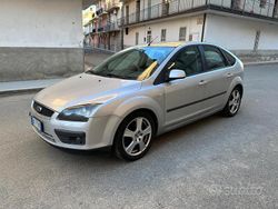 Grigio Usata 2006 Ford Focus Titanium Tre volumi | 2900 € (Buon prezzo)