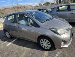 Grigio Usata 2015 Toyota Yaris Cool Tre volumi | 7400 € (Buon prezzo)