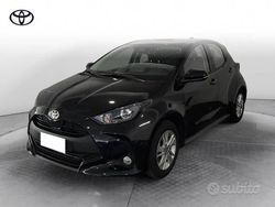 Black met Usata 2022 Toyota Yaris Hybrid Lounge Tre volumi | 19.900 € (Buon prezzo)