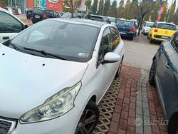 Bianco Usata 2013 Peugeot 208 Due volumi | 5500 € (Buon prezzo)
