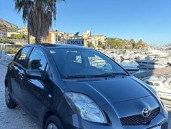 Grigio Usata 2009 Toyota Yaris Tre volumi | 3900 € (Buon prezzo)