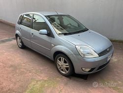 Grigio Usata 2005 Ford Fiesta Due volumi | 3300 € (Buon prezzo)