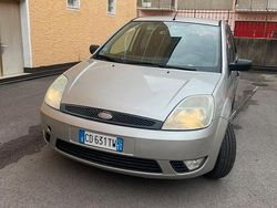 Grigio Usata 2003 Ford Fiesta Tre volumi | 900 € (Ottimo prezzo)