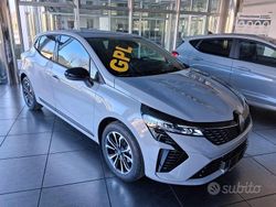 Grigio Nuova 2025 Renault Clio V Techno Tre volumi | 18.800 € (Buon prezzo)