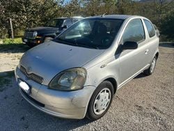 Grigio Usata 1999 Toyota Yaris Tre volumi | 990 € (Ottimo prezzo)