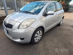 Grigio Usata 2006 Toyota Yaris Sol Tre volumi | 2800 € (Buon prezzo)