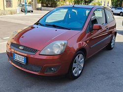 Rosso Usata 2006 Ford Fiesta Ghia Due volumi | 1900 € (Buon prezzo)