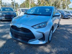 Argento Usata 2024 Toyota Yaris Hybrid Active Tre volumi | 22.090 € (Buon prezzo)