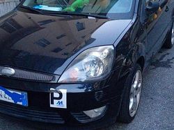 Usata 2004 Ford Fiesta Due volumi | 1000 € (Buon prezzo)