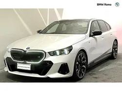 Mineral white metallizzato Usata 2024 BMW i5 Comfort Edition Tre volumi | 66.190 € (Buon prezzo)