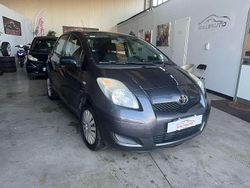 Grigio metallizzato Usata 2010 Toyota Yaris Tre volumi | 3500 € (Buon prezzo)