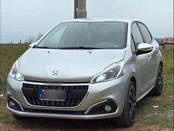 Grigio Usata 2016 Peugeot 208 Due volumi | 5800 € (Buon prezzo)