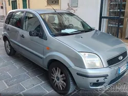 Usata 2005 Ford Fusion Tre volumi | 700 € (Super prezzo)