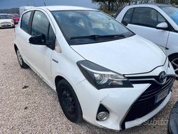 Bianco Usata 2016 Toyota Yaris Hybrid Style Tre volumi | 6900 € (Ottimo prezzo)