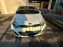 Bianco Usata 2014 Kia Rio Tre volumi | 5000 € (Buon prezzo)