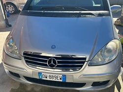 Grigio Usata 2009 Mercedes A180 Tre volumi | 3000 €