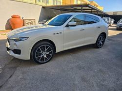 Bianco perlato Usata 2016 Maserati Levante SUV | 37.500 € (Cara)