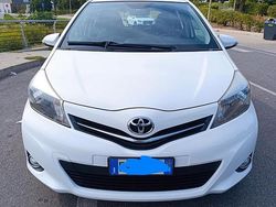 Bianco Usata 2014 Toyota Yaris Lounge Tre volumi | 8000 € (Buon prezzo)