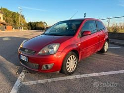 Usata 2008 Ford Fiesta Tre volumi | 2450 € (Buon prezzo)