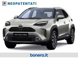 Silver metallic Nuova 2026 Toyota Yaris Cross Lounge SUV | 32.500 € (Cara)