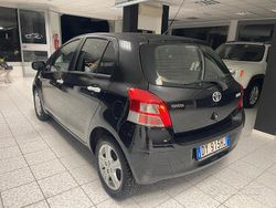 Grigio Usata 2010 Toyota Yaris Sol Tre volumi | 4600 € (Buon prezzo)