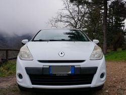 Bianco Usata 2010 Renault Clio II Tre volumi | 4400 € (Molto cara)