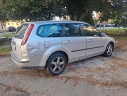 Grigio Usata 2005 Ford Focus Tre volumi | 550 € (Super prezzo)