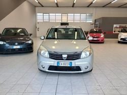 Bianco Usata 2013 Dacia Sandero Lauréate Due volumi | 5899 € (Buon prezzo)