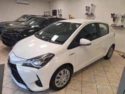 Bianco Usata 2018 Toyota Yaris Hybrid Cool Tre volumi | 10.950 € (Buon prezzo)
