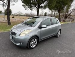 Grigio Usata 2007 Toyota Yaris Tre volumi | 3200 € (Buon prezzo)