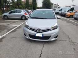 Grigio Usata 2012 Toyota Yaris Tre volumi | 3900 € (Buon prezzo)