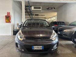 Grigio Usata 2013 Kia Rio Tre volumi | 5200 € (Buon prezzo)