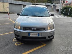 Blu Usata 2005 Ford Fusion Tre volumi | 1700 € (Buon prezzo)